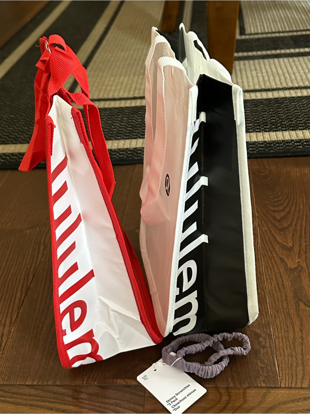 Lululemon set of 2 bags and 2 pack hair scrunchie